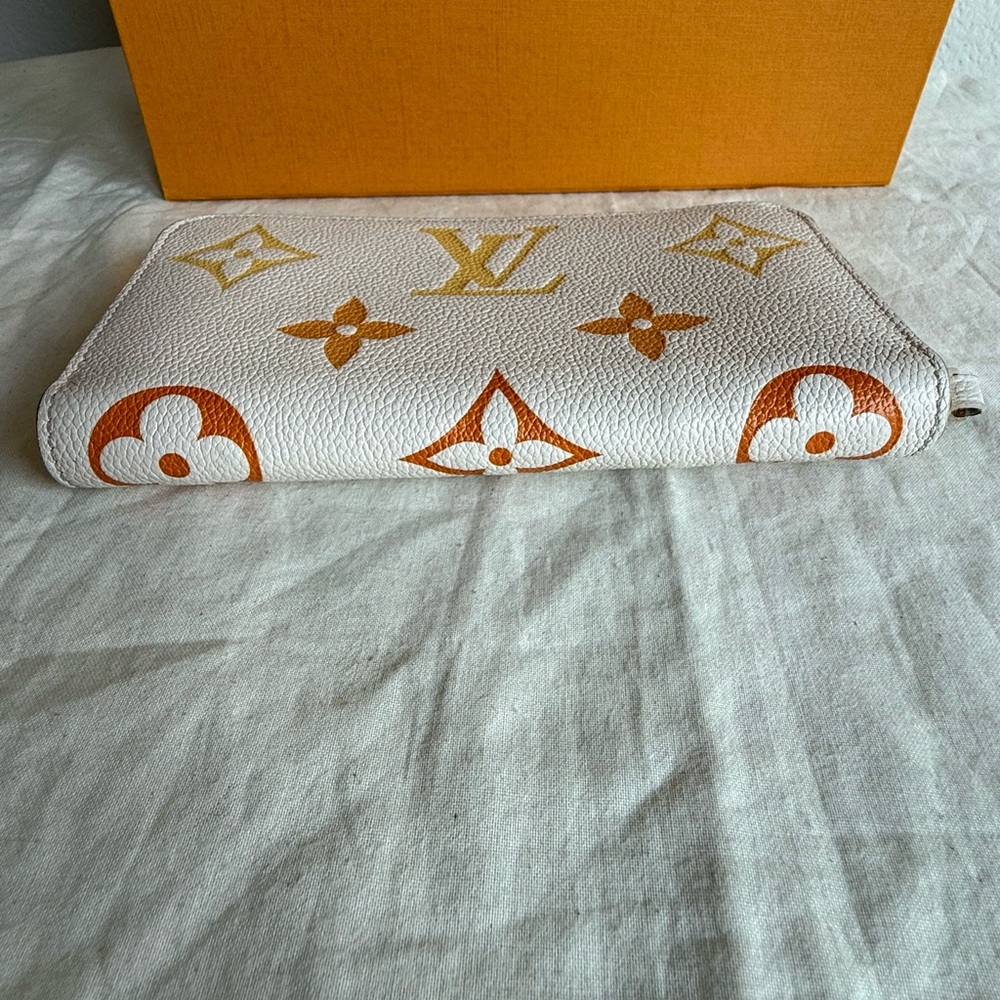 LOUIS VUITTON Empreinte Monogram Giant By The Pool Zippy Wallet Cream Saffron - Picture 14 of 16